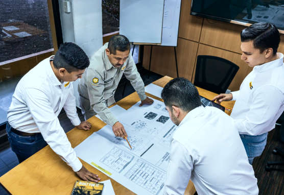 Empleados trabajando en equipo